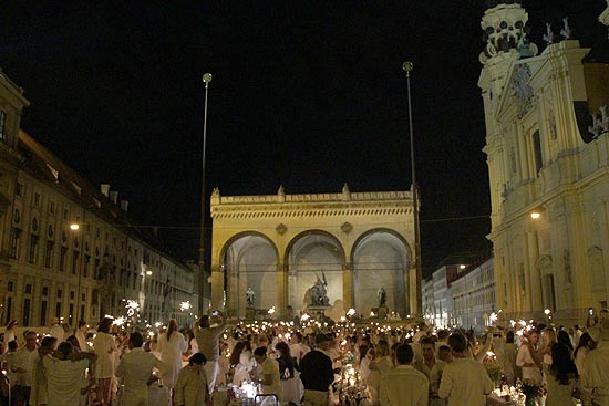 "D&icirc;ner en blanc" M&uuml;nchen 2019 auf dem Odeonsplatz (&copy;Foto Marikka-Laila Maisel) 